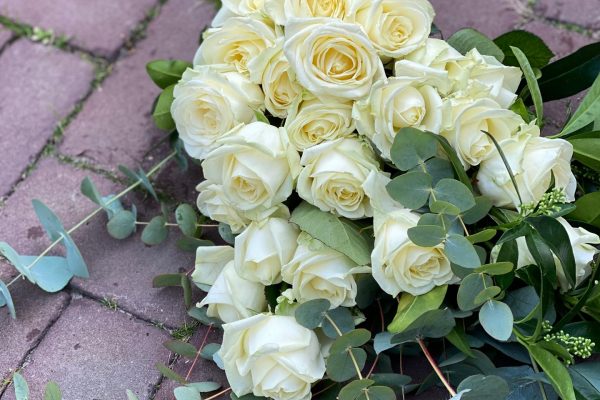 Legboeket met grote witte rozen FRM rouwwerk