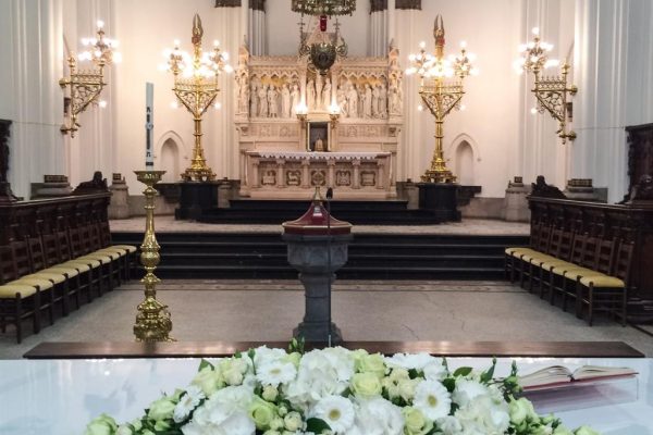 Fijn wit altaarstuk in kerk FRM
