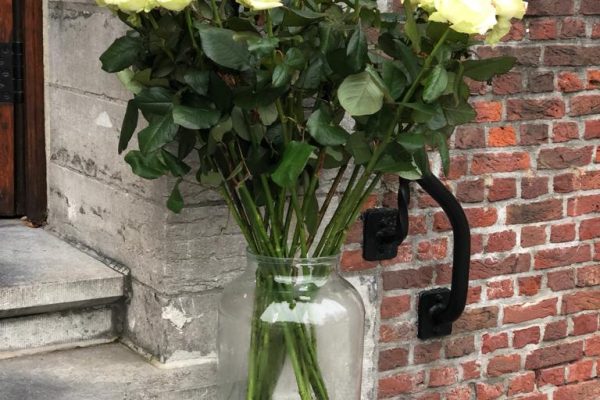 Grote witte rozen aan de ingang van de kerk FRM