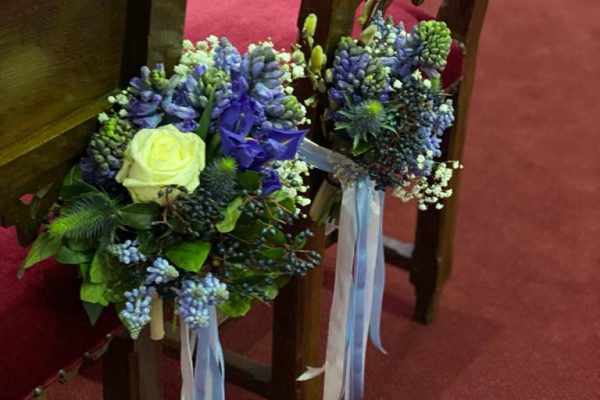 Kerkstoel met bloemen voor Bruid en Bruidegom FRM