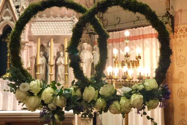 Symbolische trouwringen als kerkdecoratie FRM