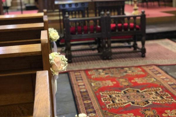 Wit en roze kerkdecoratie FRM