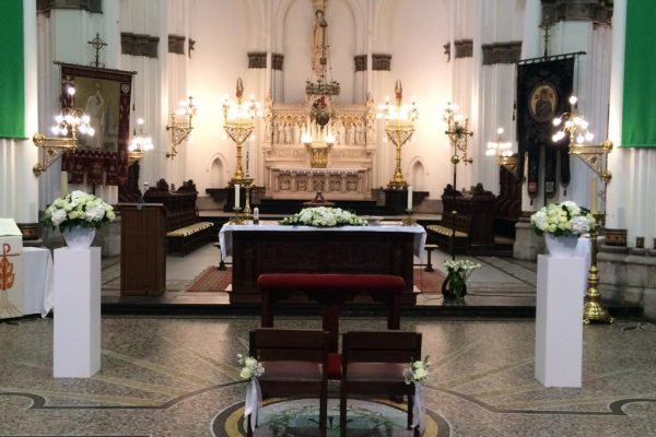 Witte sokkels met grote boeketten bij de kerkdecoratie FRM