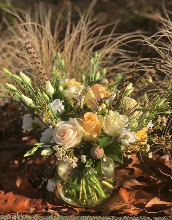 Boeket rozen en fazant veren