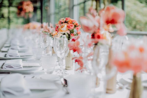 Felle bloemen als tafeldeco FRM