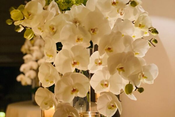 Orchideeën en calla als tafeldecoratie FRM